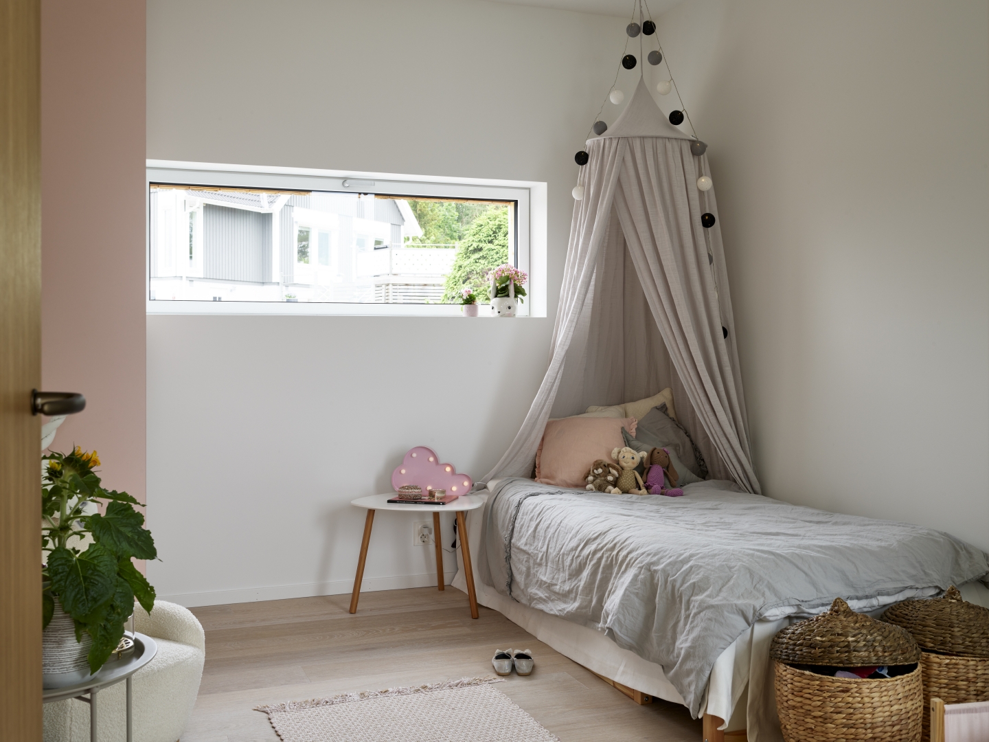 Liegendes Fensterband aus Aluminium in einem hellen Wohnraum