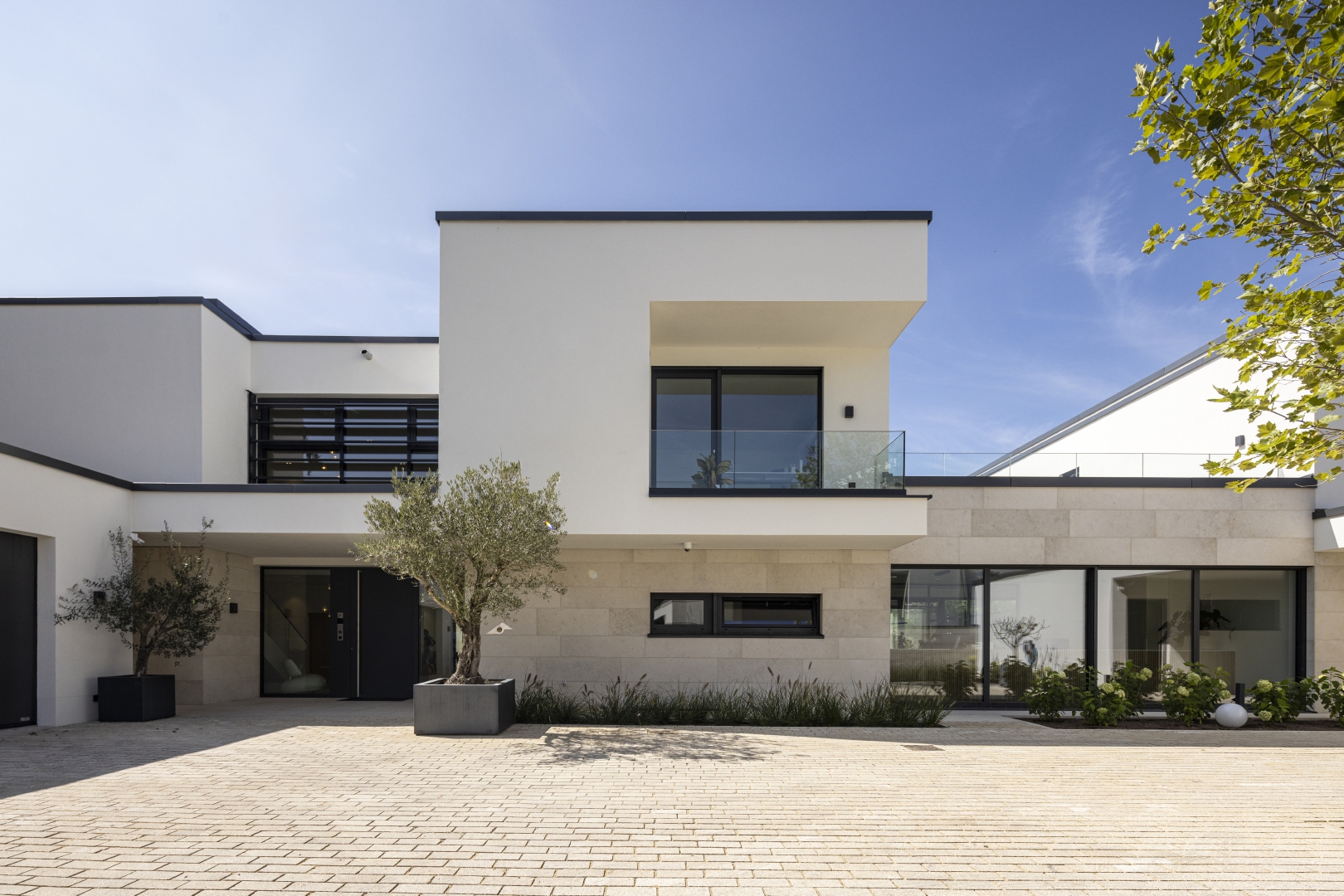 Moderne Architektenvilla mit anthrazitfarbenen Aluminium-Fenstern und bodentiefen Glasflächen