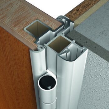Querschnitt: Aluminium-Nachrüstzarge an einer vorhandenen Holzzarge mit zurückgeschnittenem Innenbereich