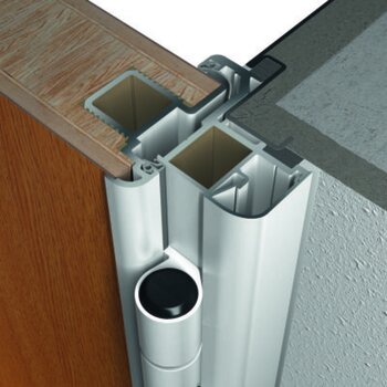 Querschnitt: Aluminium-Nachrüstzarge vor einer vorhandenen Stahlzarge, schräg im Mauerwerk verschraubt