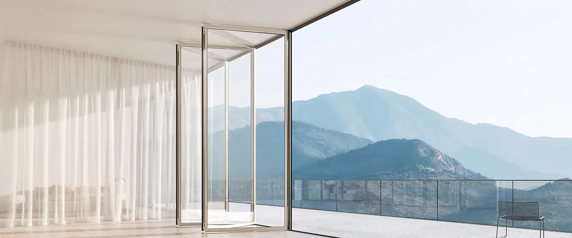 Halb geöffnete Glas-Faltwand von Solarlux mit gefalteten Flügeln, Blick von einem Wohnraum auf eine Terrasse und die Berge