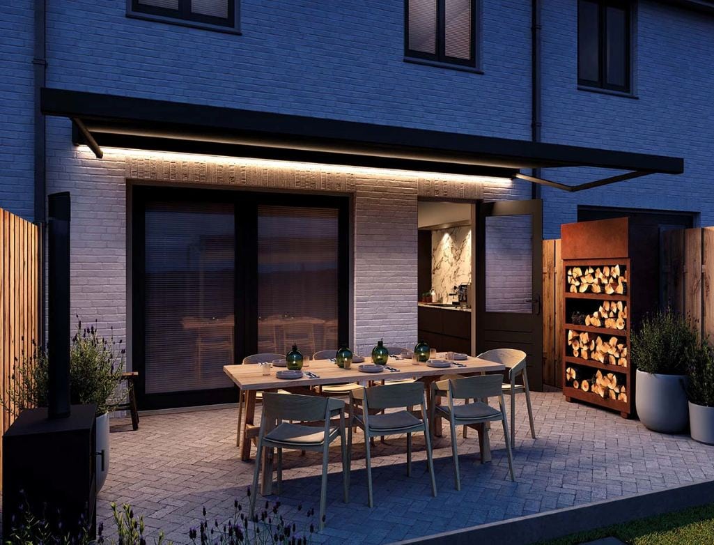 Markise mit integrierter LED-Beleuchtung über einer Terrasse am Abend