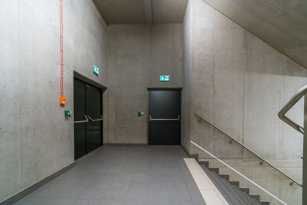 Betontreppenhaus mit Notausgangstür