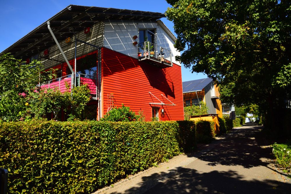 Modernes, energieeffizientes Wohnhaus mit großzügiger Verglasung