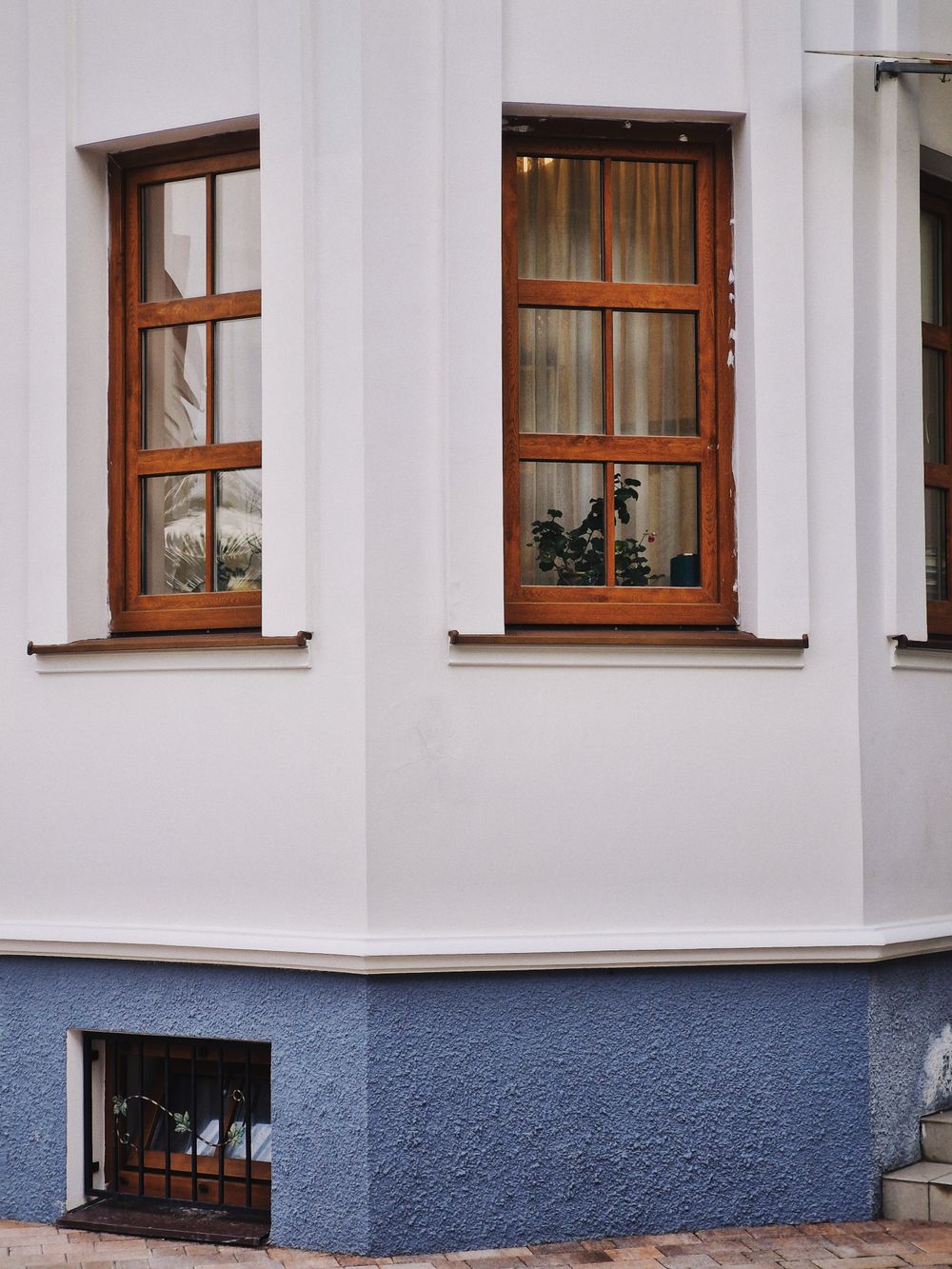 Klassisches Holzfenster an einer Hausfassade