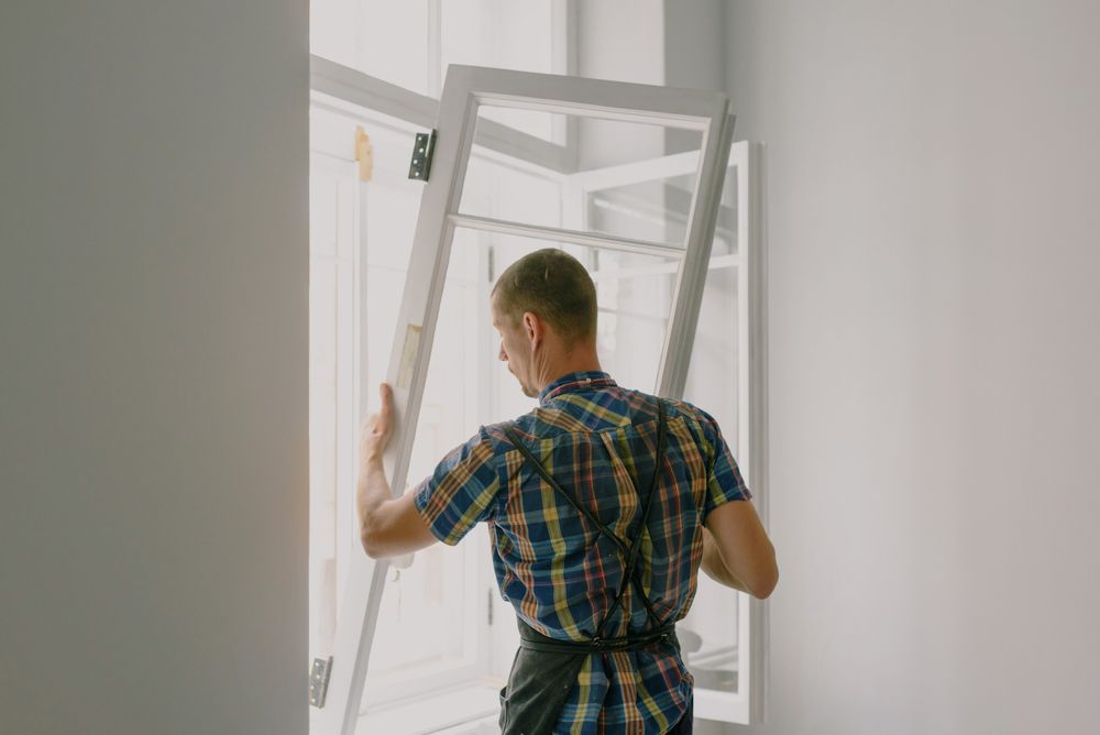 Handwerker montiert ein Fenster fachgerecht