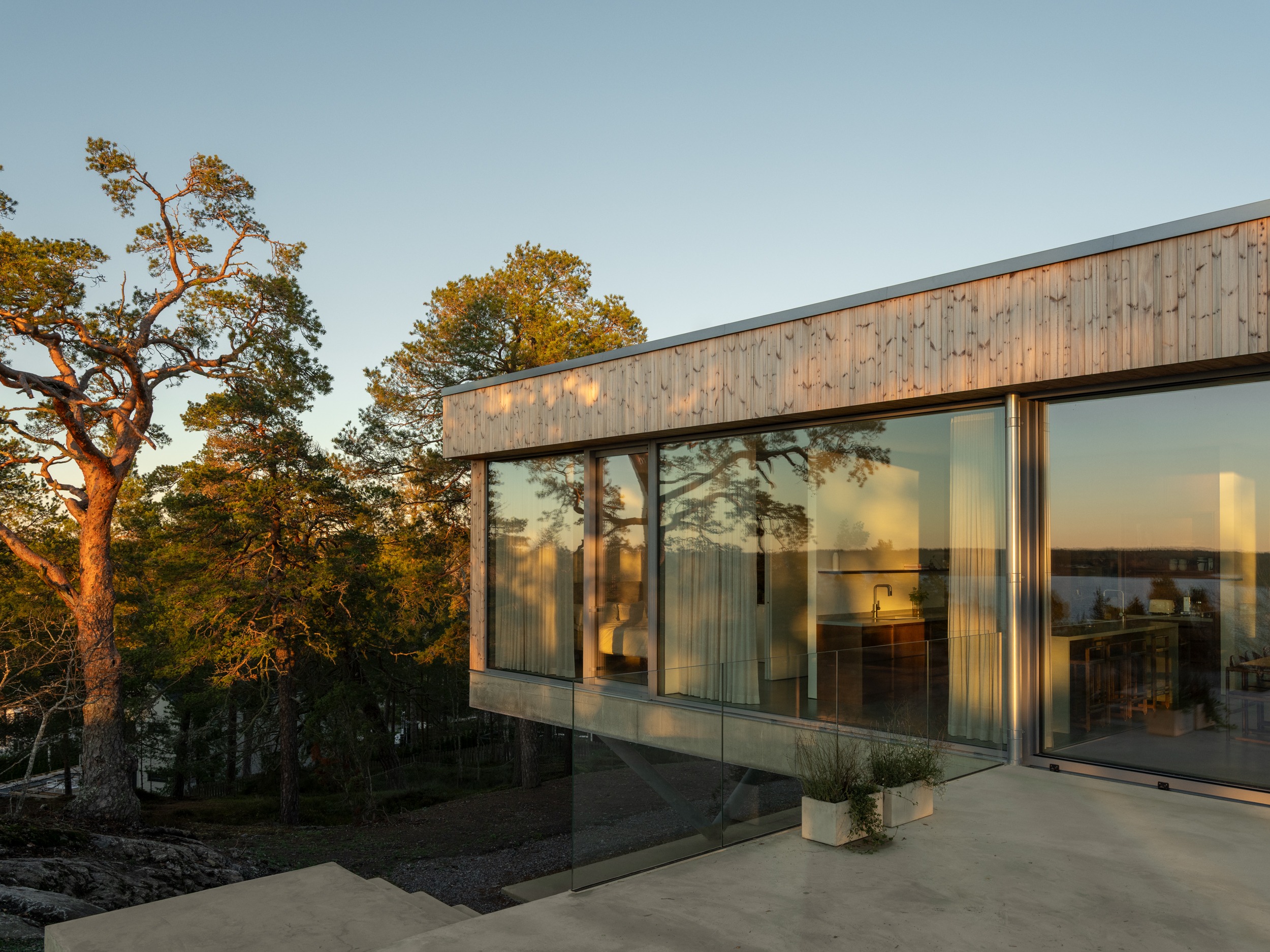 Modernes Wohnhaus mit raumhohen Aluminium-Fensterelementen