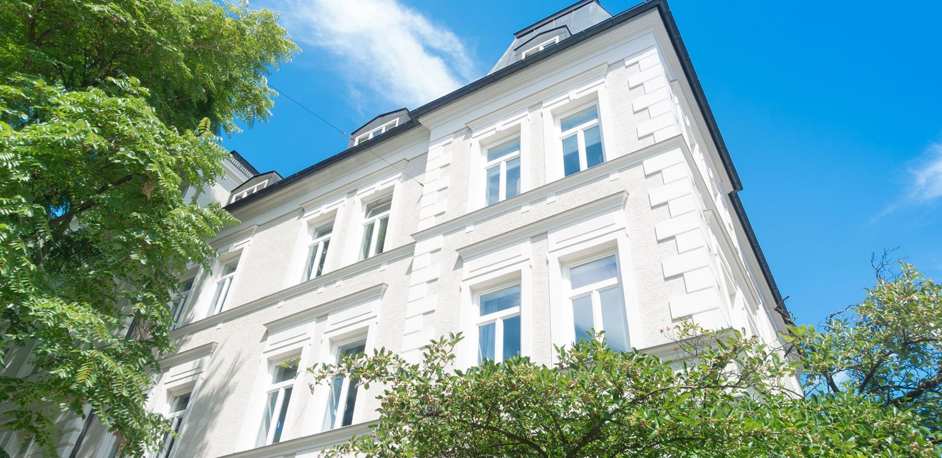 Stadtvilla mit historischen Sprossenfenstern aus Holz