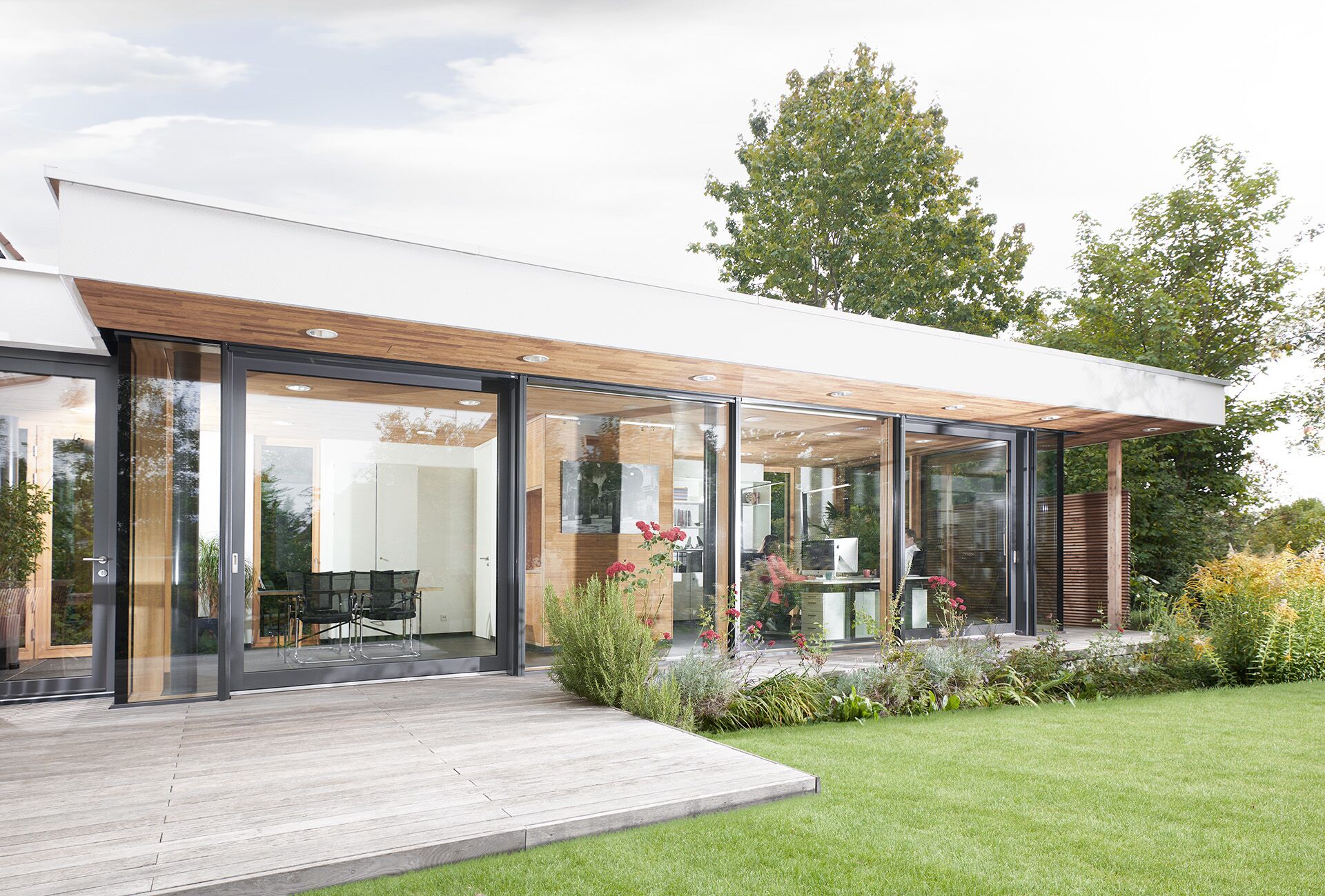 Wohnhaus mit Pfosten-Riegel-Glasfassade zum Garten