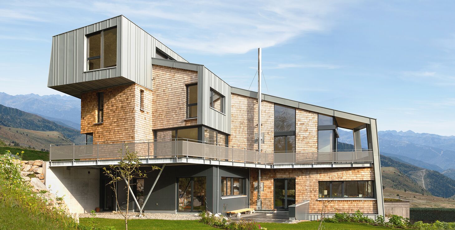 Holz-Alu-Fenster von UNILUX an einem modernen Wohnhaus