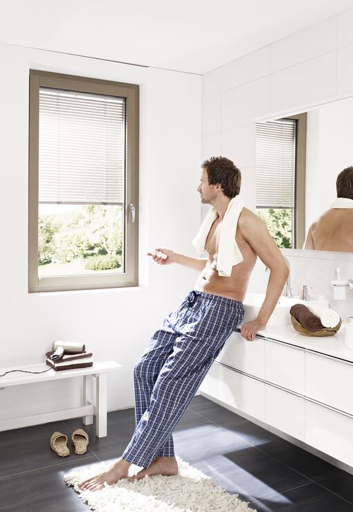 UNILUX DesignLine Privacy im Badezimmer mit aktiviertem Sichtschutz