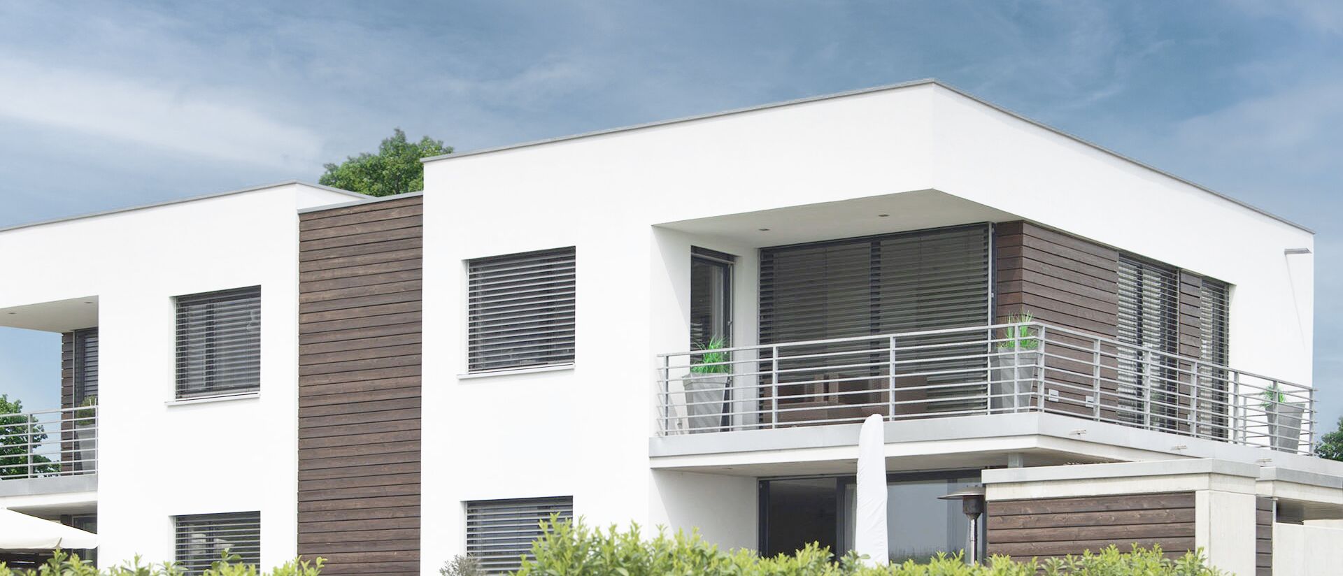 Neubau mit grossen Holz-Aluminium-Fensterelementen