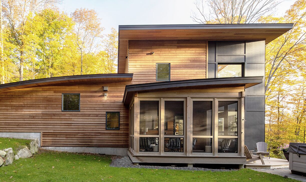 Holzfenster von UNILUX an einem Haus im Wald