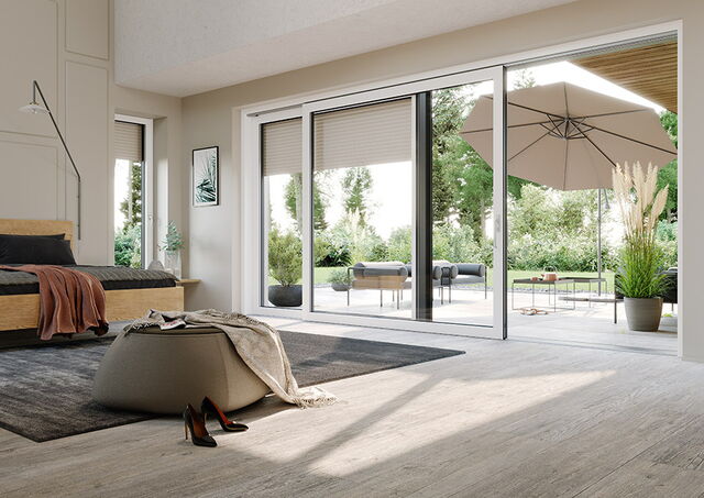 Schlafzimmer mit halb geöffnetem Rollladen und Blick auf die Terrasse