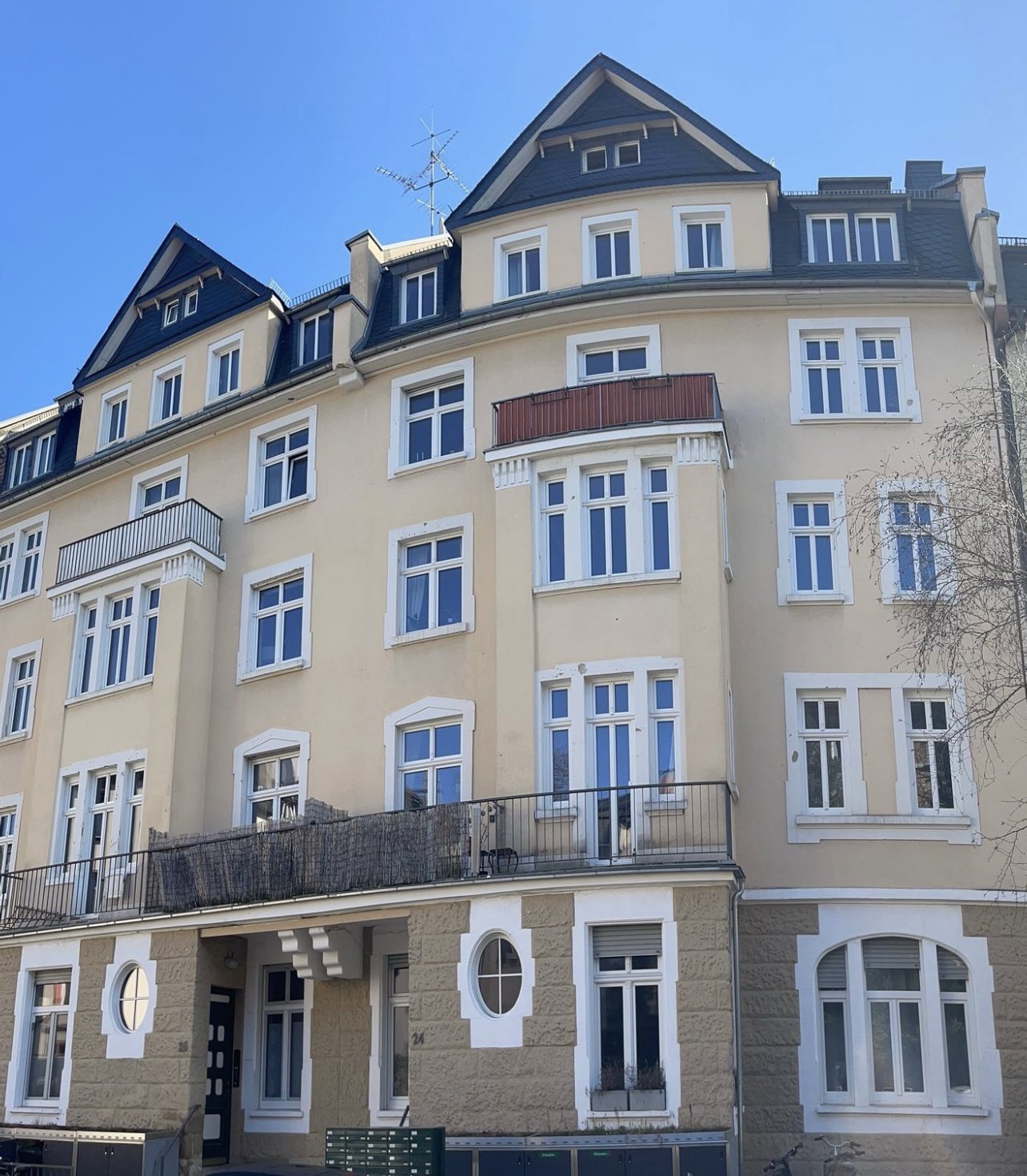 Gründerzeit-Mehrfamilienhaus im Frankfurter Nordend mit 147 neuen Kunststofffenstern, Straßenansicht bei blauem Himmel
