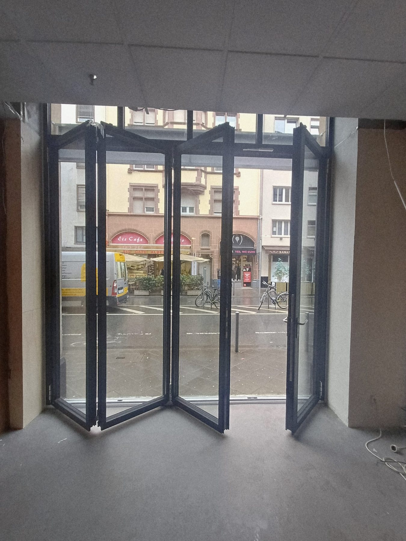 Zur Seite gefaltete Glas-Faltanlage, die Flügel liegen kompakt zusammen und geben die volle Breite frei