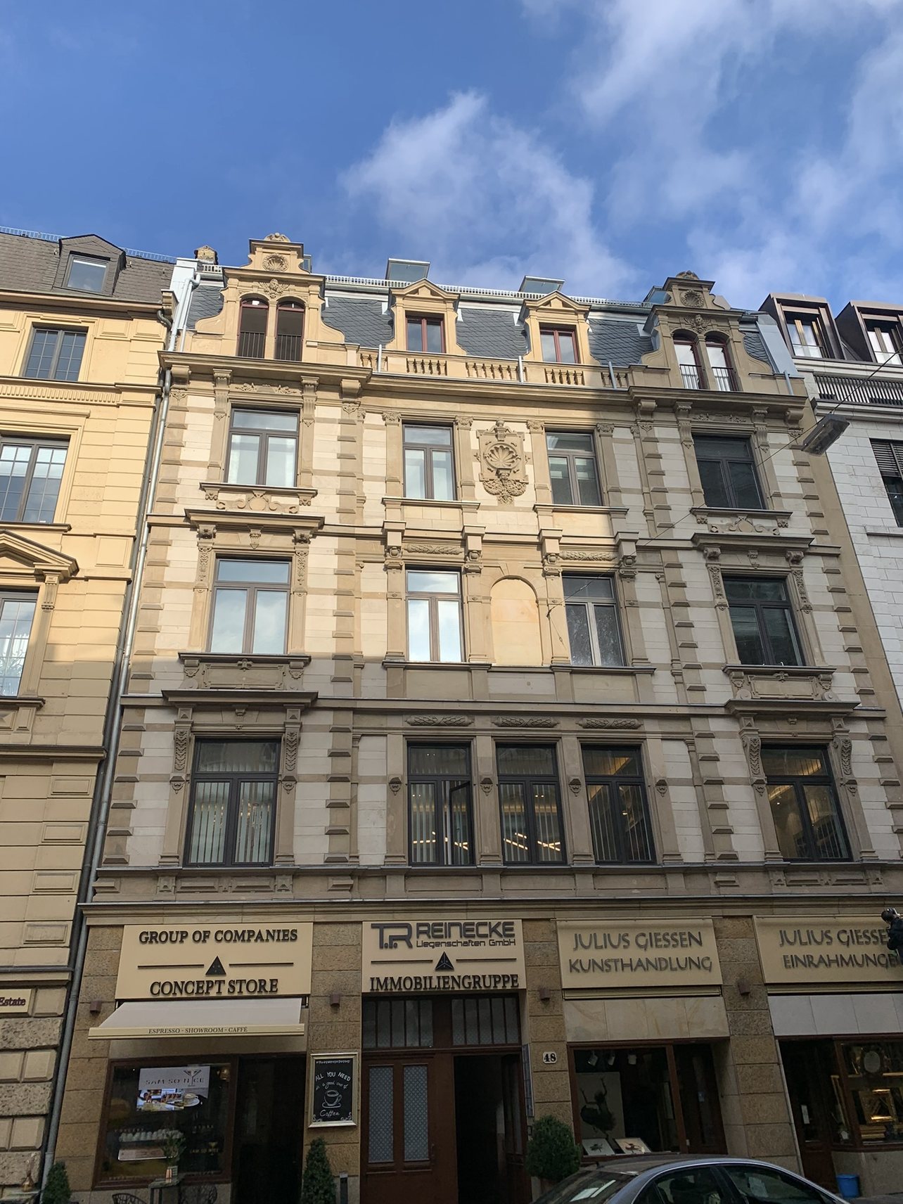 Denkmalgeschütztes Gründerzeithaus in der Frankfurter Innenstadt mit erneuerten Fenstern, Straßenansicht